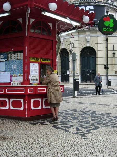Vrouw bij een loterijkiosk, Lissabon